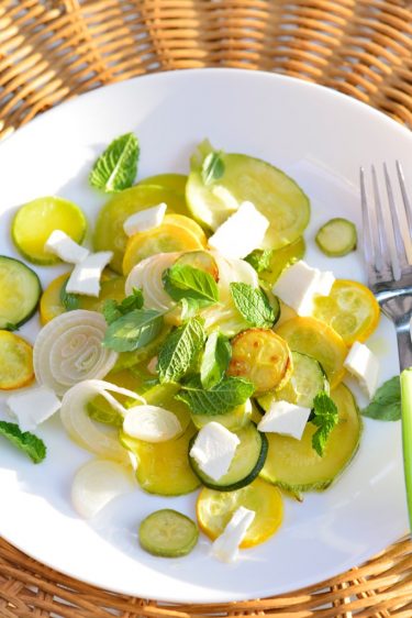 recette de salade de courgettes et cébettes grillées, brebis