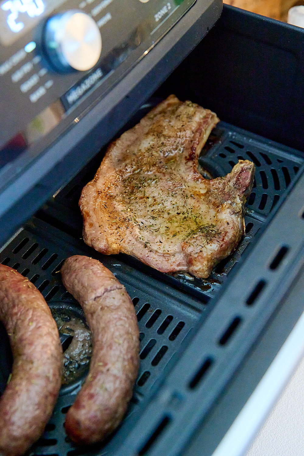 photo culinaire d'une côte de porc cuite à l'airfryer