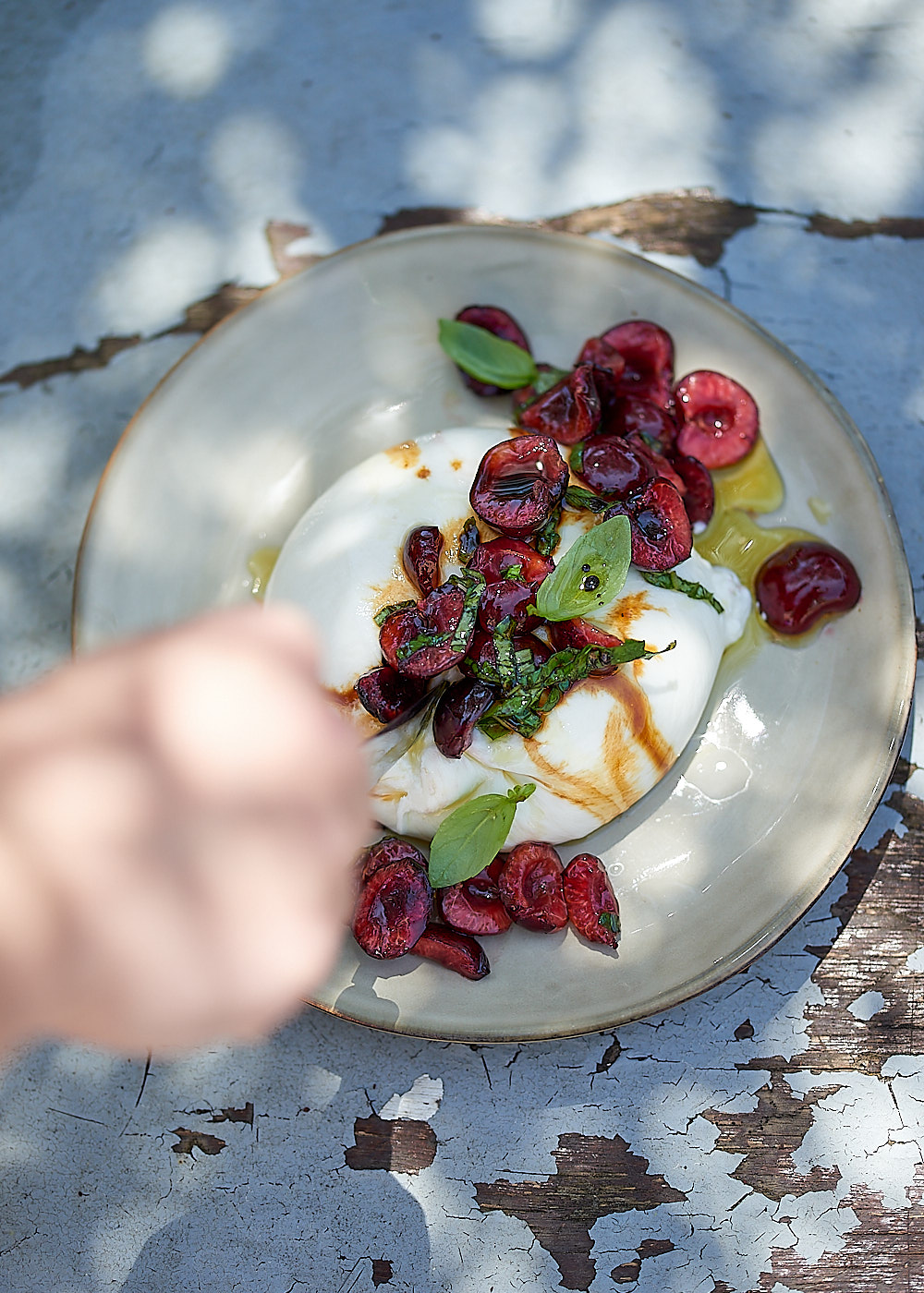 photo de découpe de Burrata et cerises au basilic, vinaigre balsamique