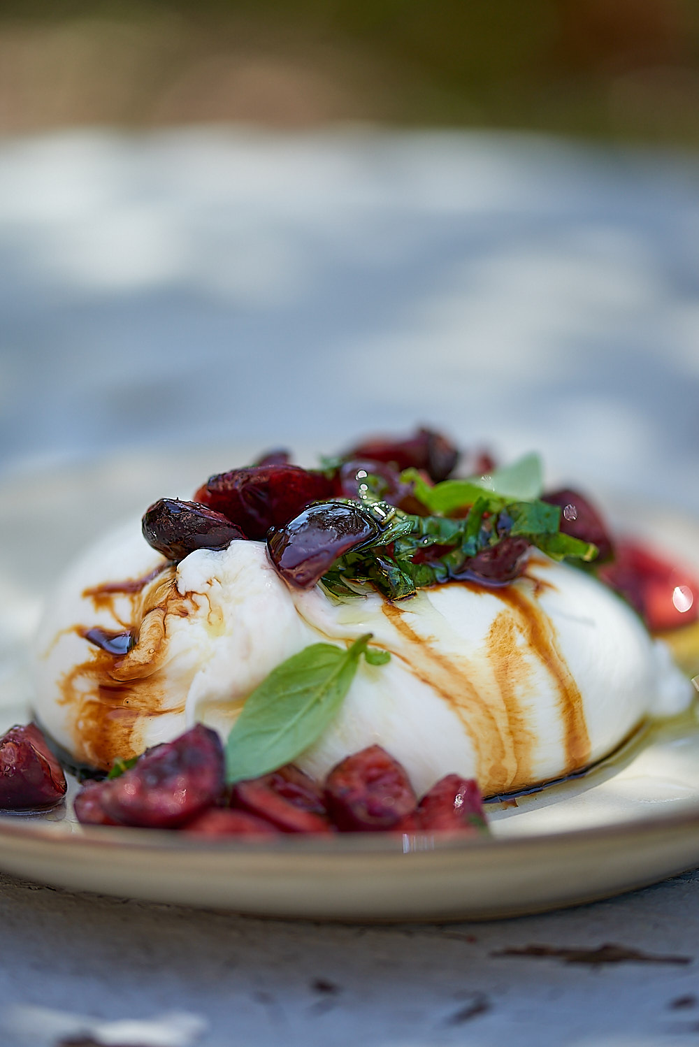 photo de Burrata et cerises au basilic, vinaigre balsamique