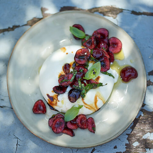 recette de burrata et cerises au basilic et vinaigre balsamique