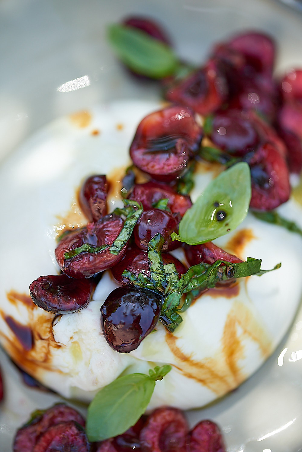 photo culinaire de Burrata et cerises au basilic, vinaigre balsamique