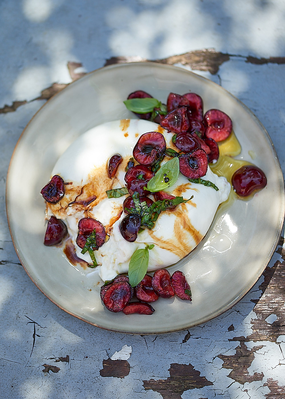 photo de Burrata et cerises au basilic, vinaigre balsamique