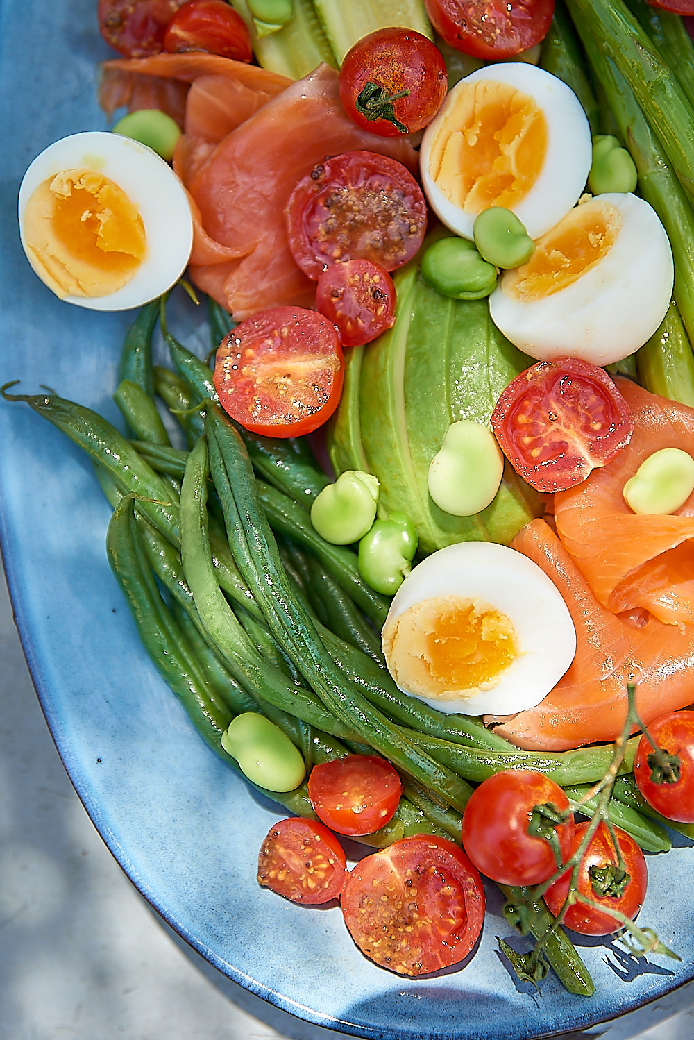 Salade printanière au saumon fumé et asperges et oeufs durs