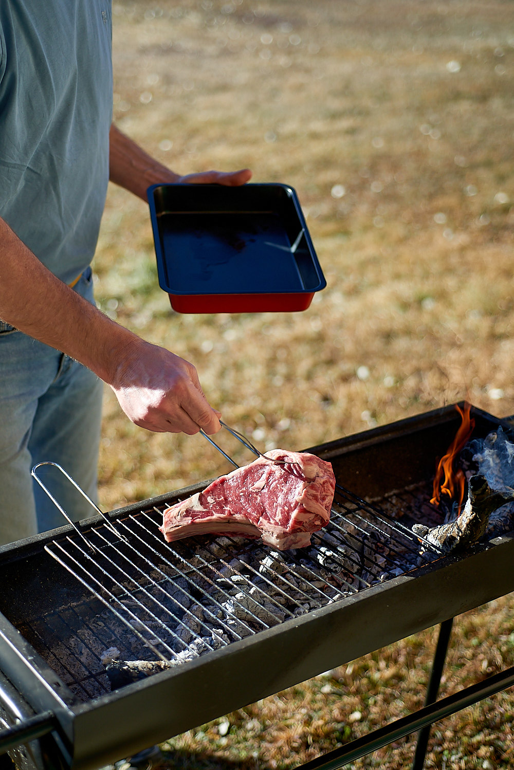 photo de la cuisson de côte de boeuf au barbecue