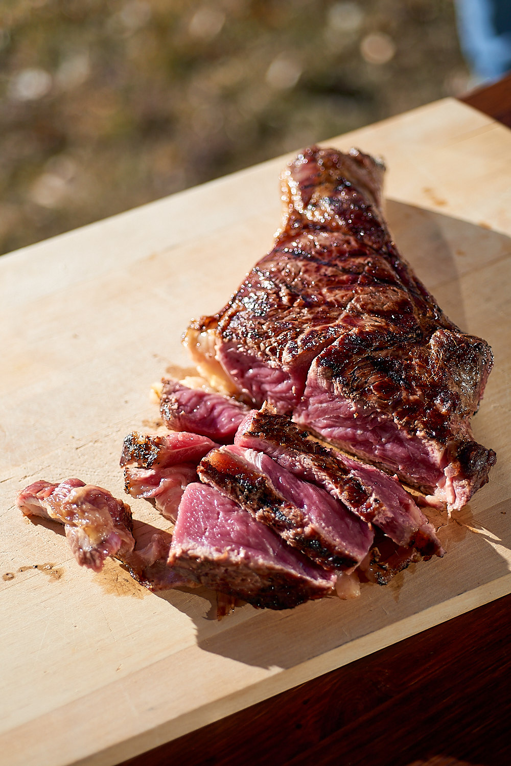 photo culinaire de côte de boeuf maturée au barbecue