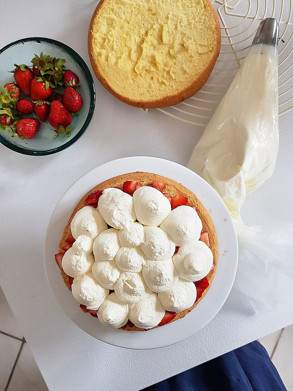 photo culinaire du montage de fraisier facile sans gluten