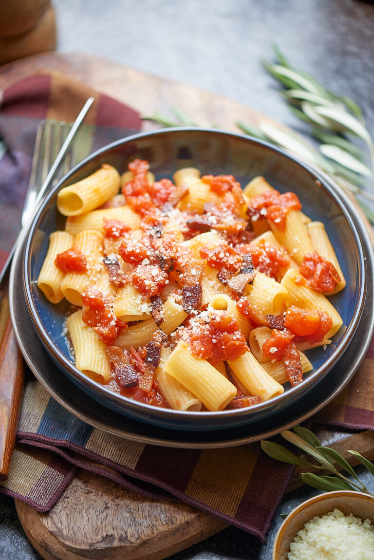 photo culinaire de rigatoni all'amatriciana