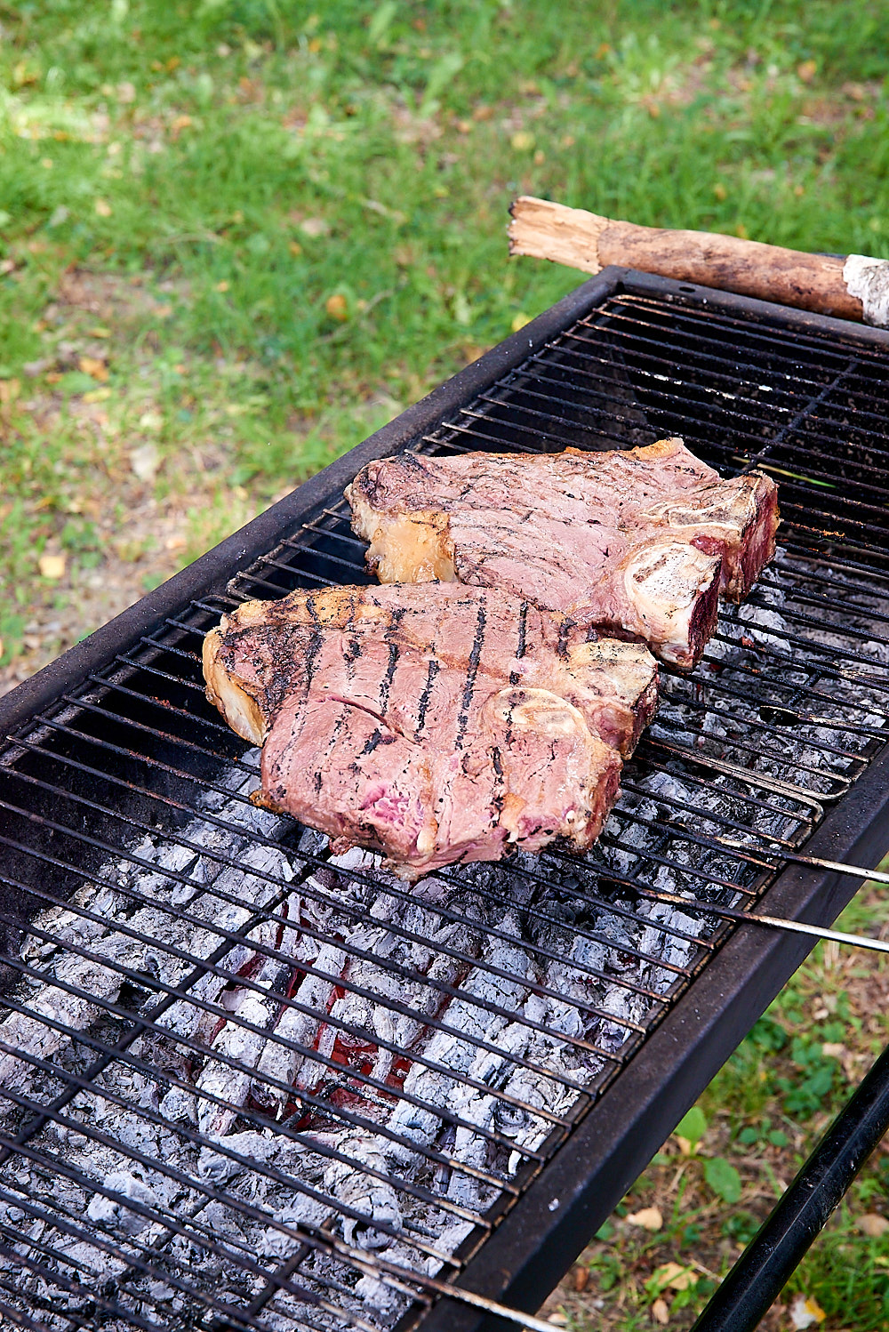 photo de T-bone steak au barbecue