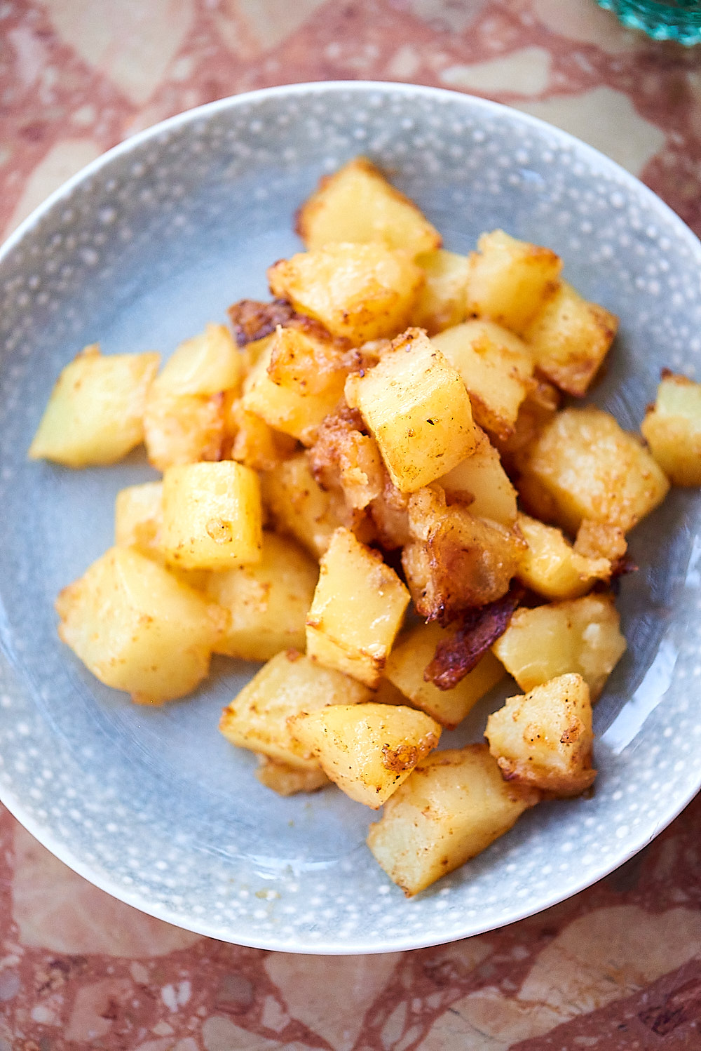 photo de batata harra ou pommes de terre épicées