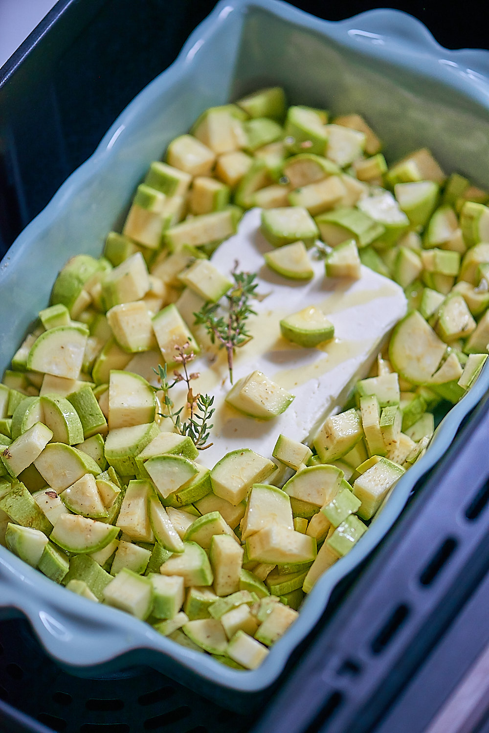 photo de courgettes et feta avant cuisson à l'airfryer