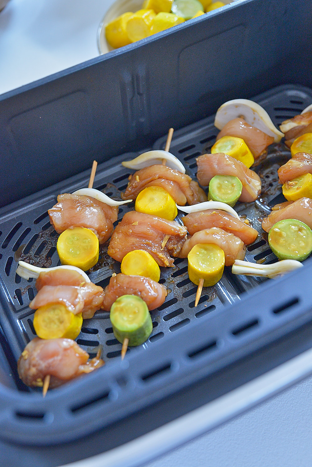 photo culinaire de brochettes de poulet mariné à l'airfryer