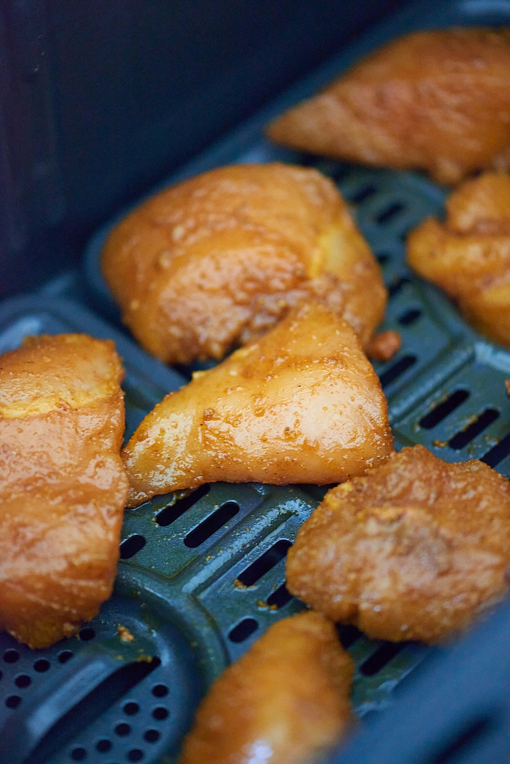 photo de Poulet mariné aux épices sur la grille de l'airfryer