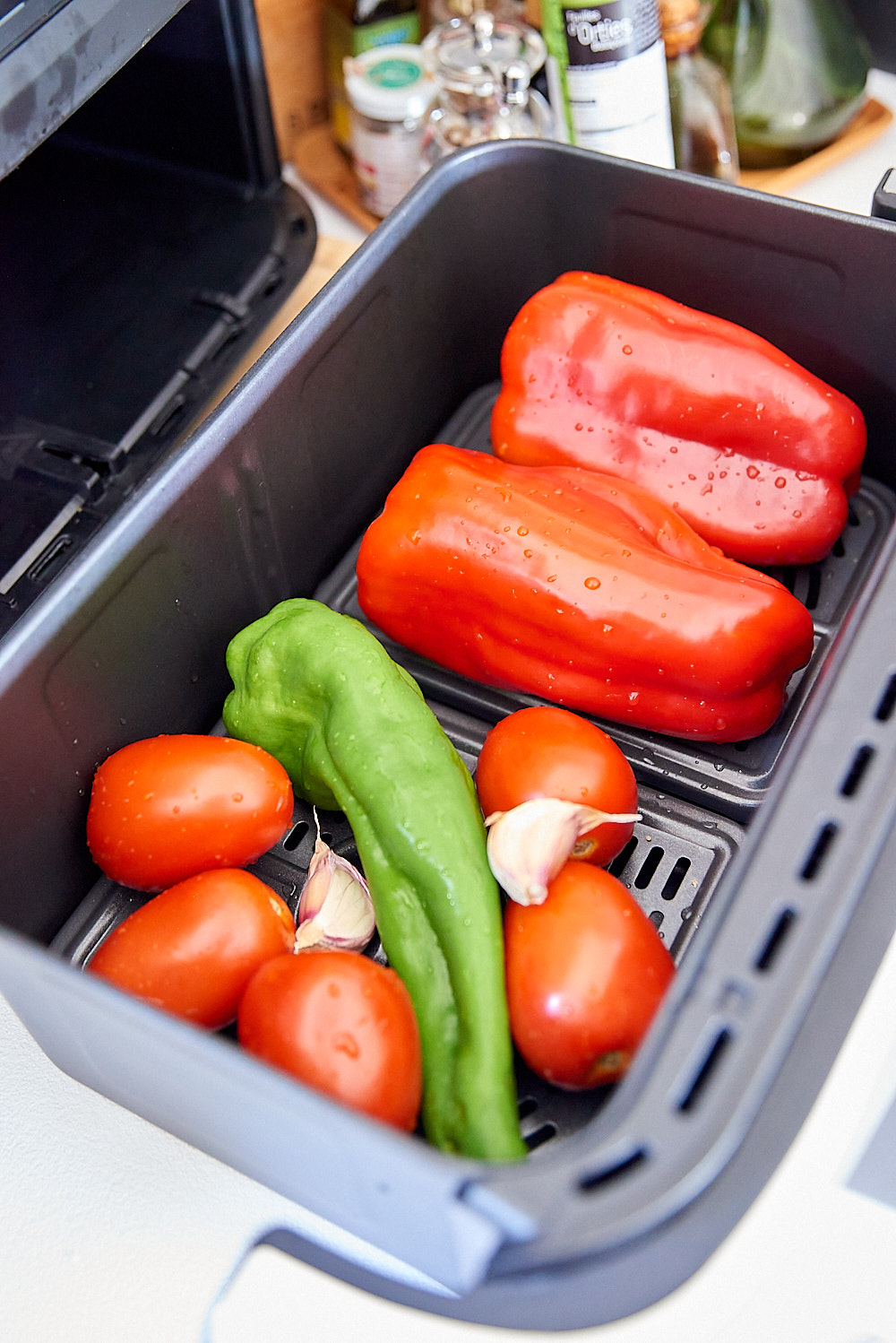 photo de la cuisson des poivrons et des tomates au airfryer