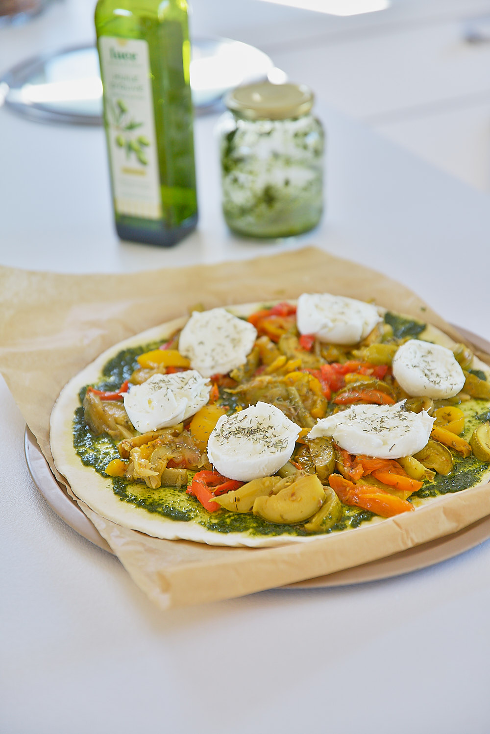 photo de l'étape où on dépose les tranches de mozzarella sur la Tarte aux légumes du soleil et mozzarella