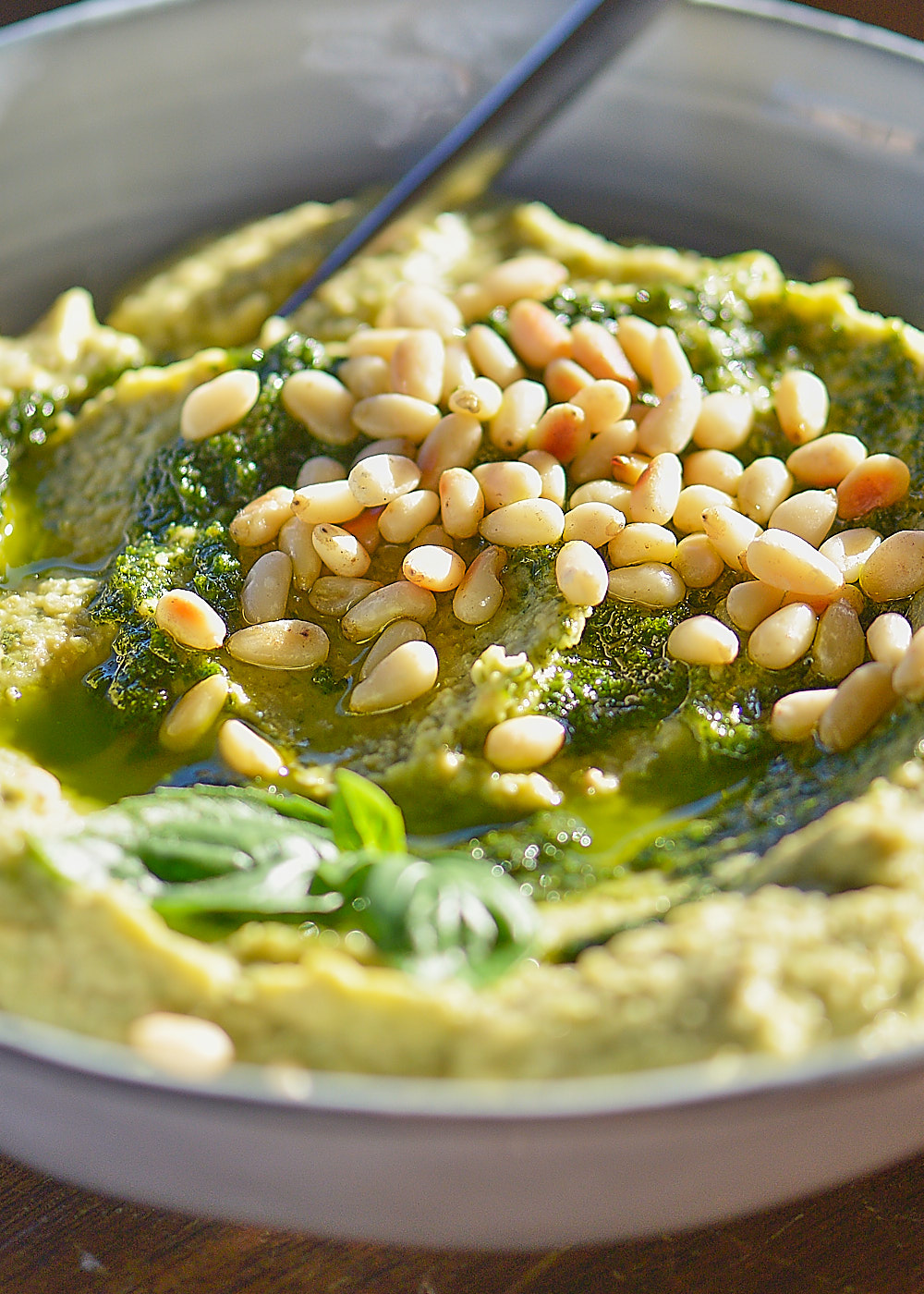 photo culinaire de houmous au pesto