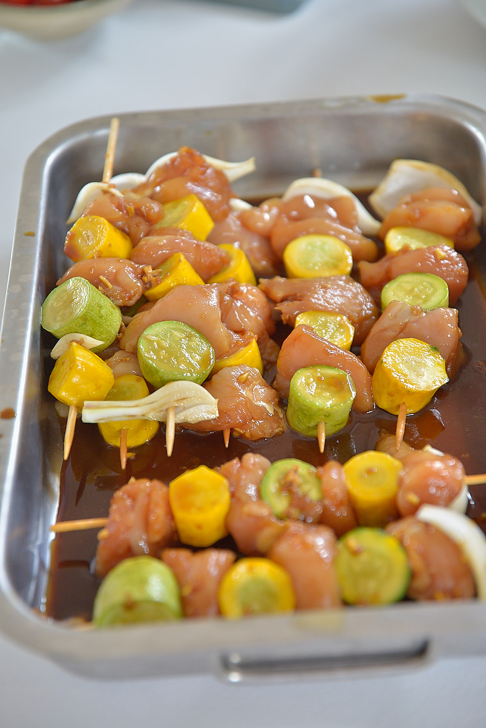 photo culinaire de brochettes de poulet qui marinent