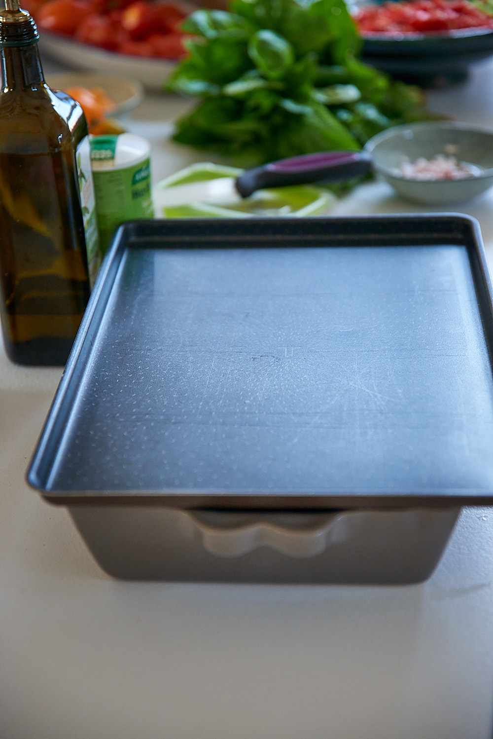 photo des poivrons et tomates grillés qui refroidissent recouverts d'une plaque de cuisson