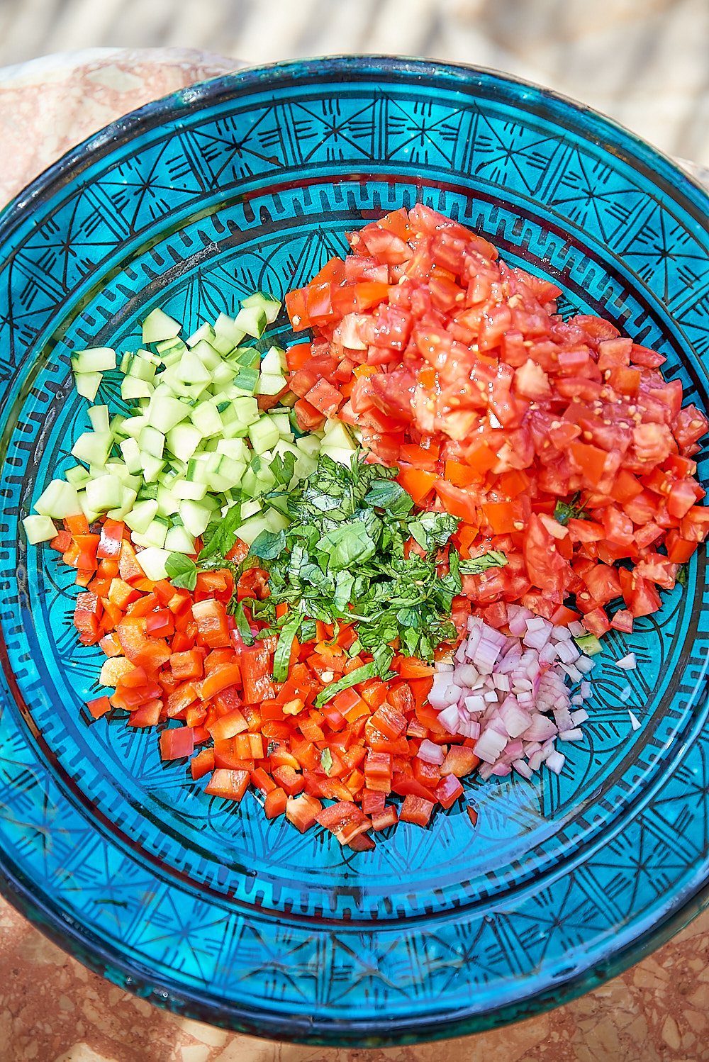 photo culinaire de la préparation de la Salade israélienne