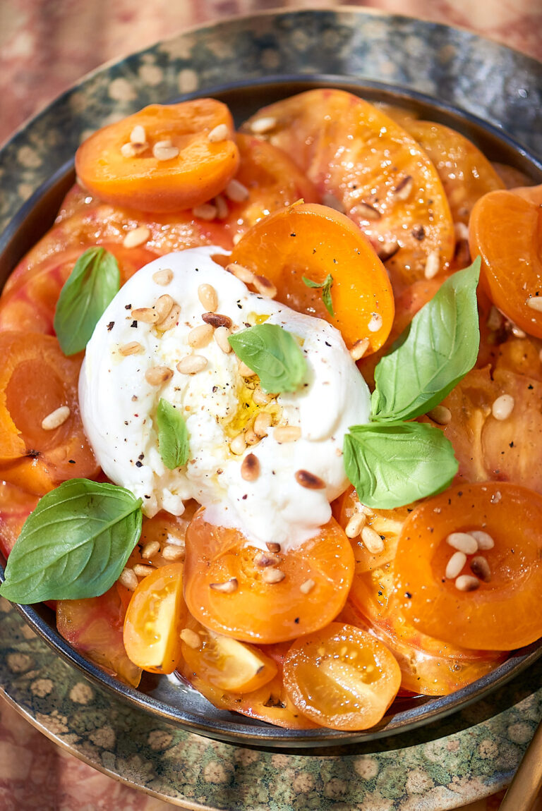 photo de Salade de tomates et abricots rôtis à la burrata