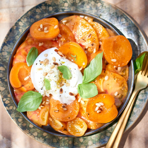 recette de salade de tomates et abricots rôtis à la burrata