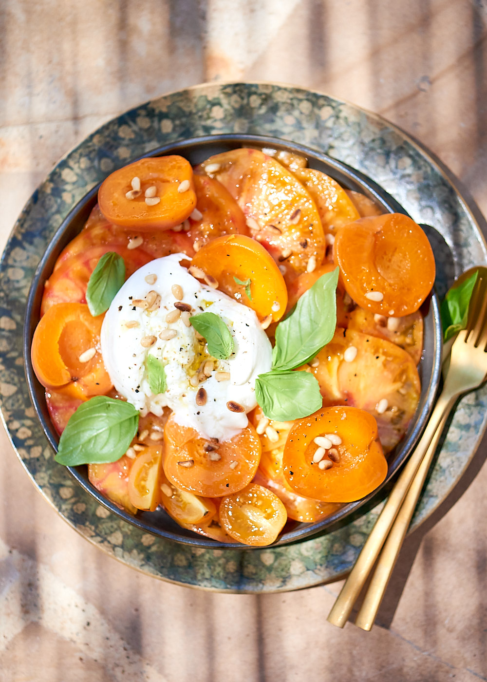 recette de salade de tomates et abricots rôtis à la burrata