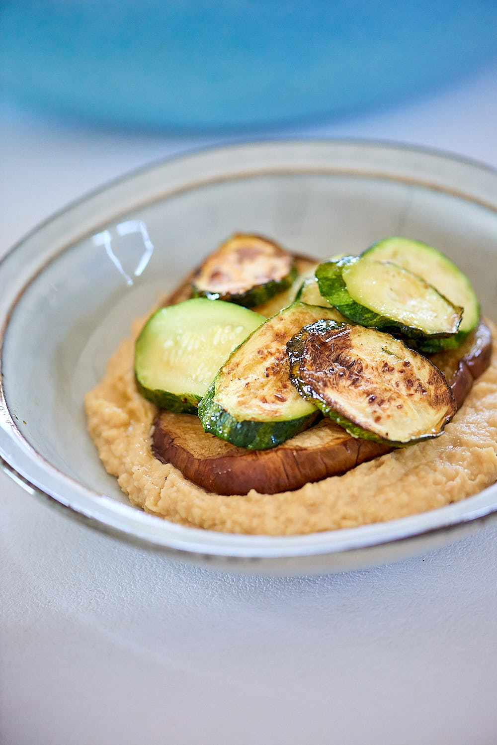 photo disposer courgettes rôties sur houmous