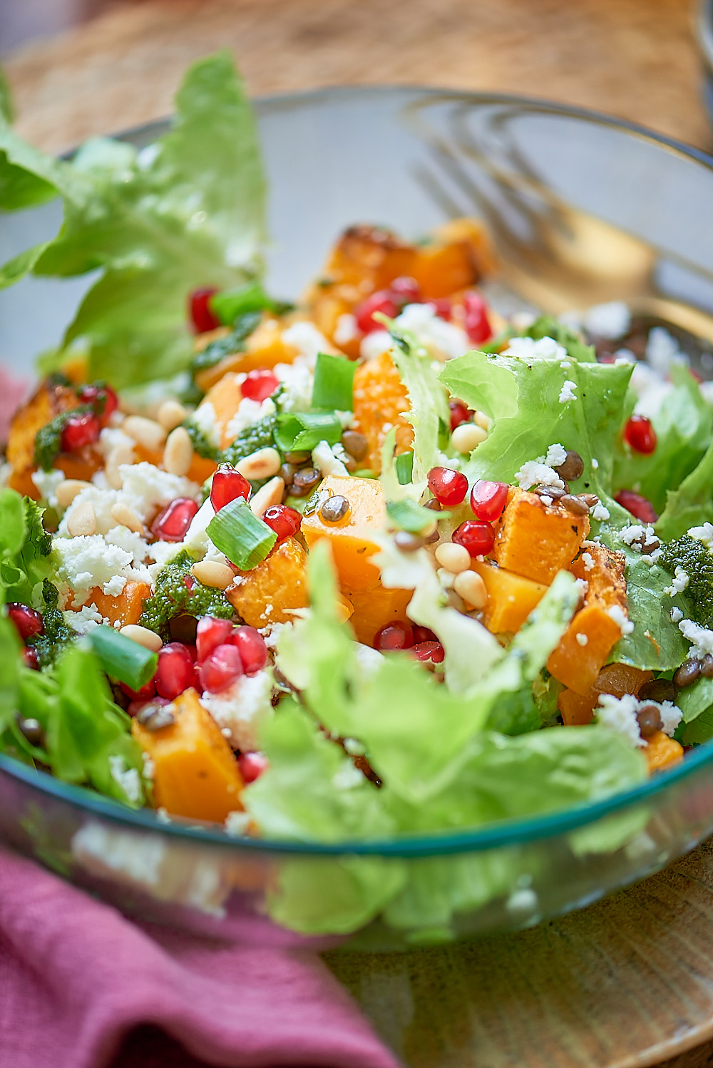 photo de salade de butternut et feta, lentilles, grenade et pignons