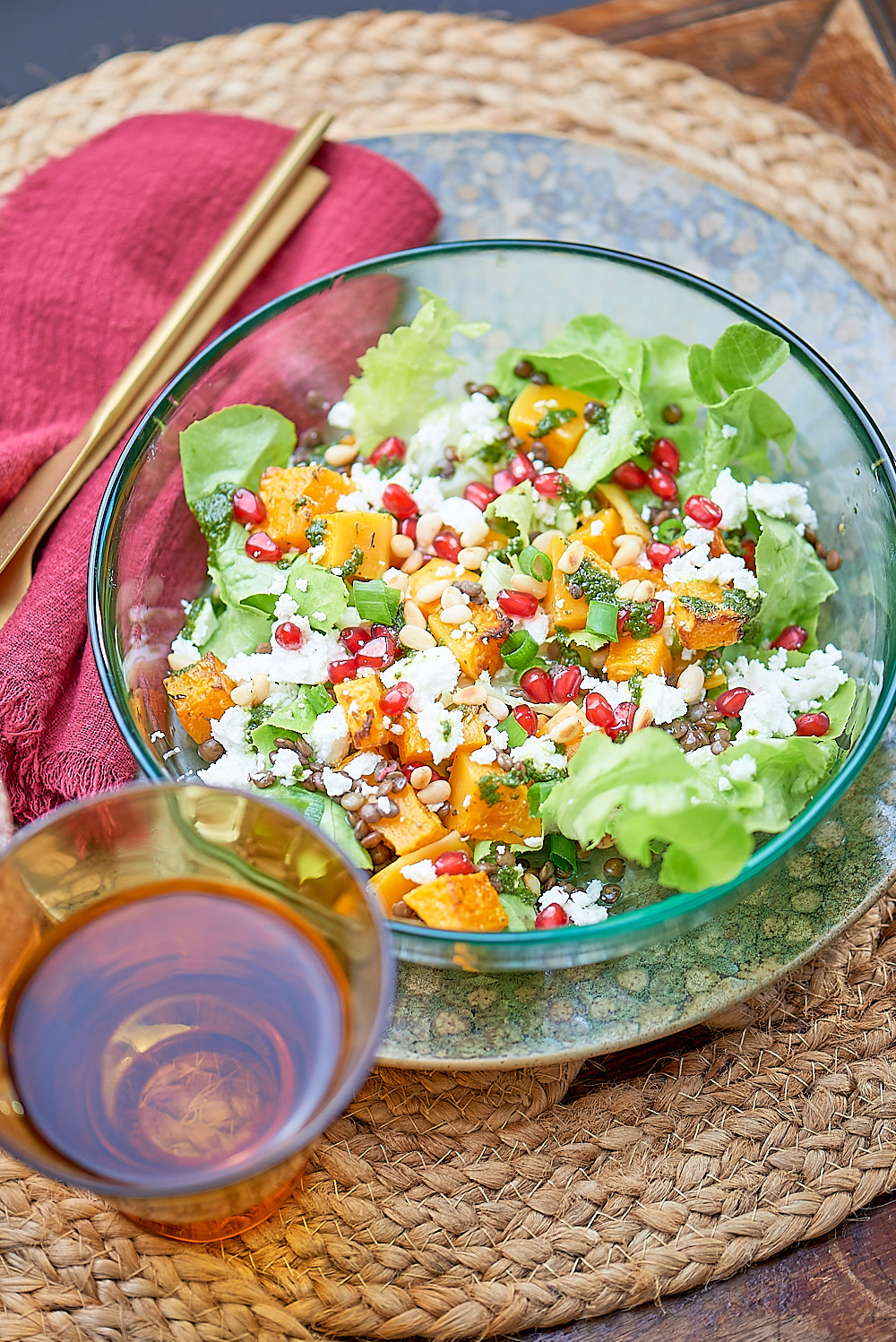 photo de Salade de butternut et feta, lentilles, grenade et pignons