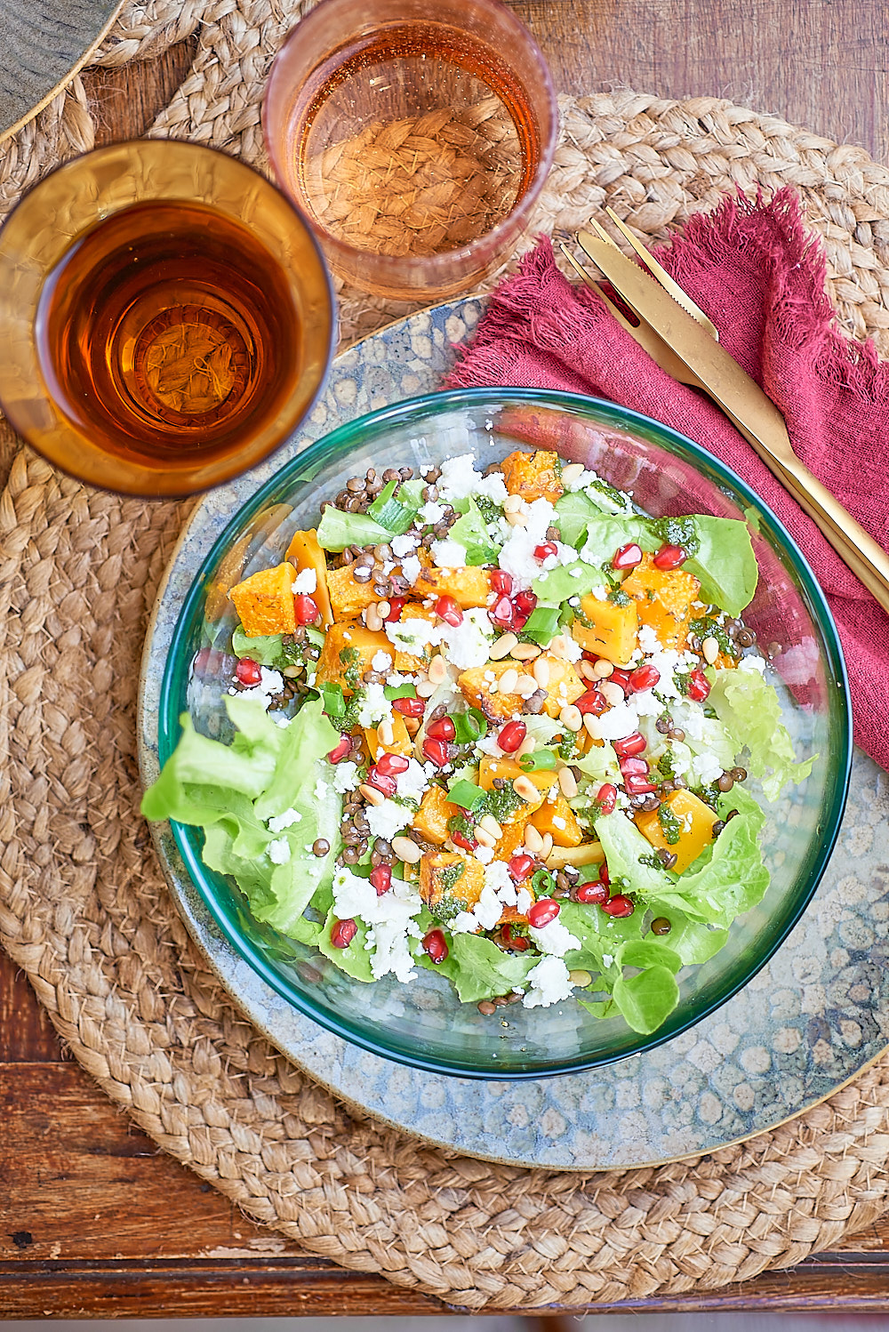 photo culinaire de salade de butternut et feta, lentilles, grenade et pignons