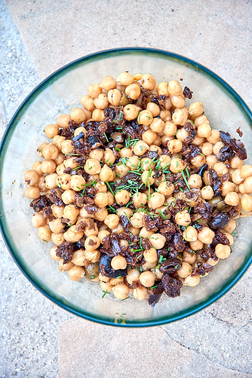 photo de salade de pois chiches aux olives et à la menthe