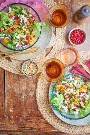 Salade de butternut et feta, lentilles, grenade et pignons