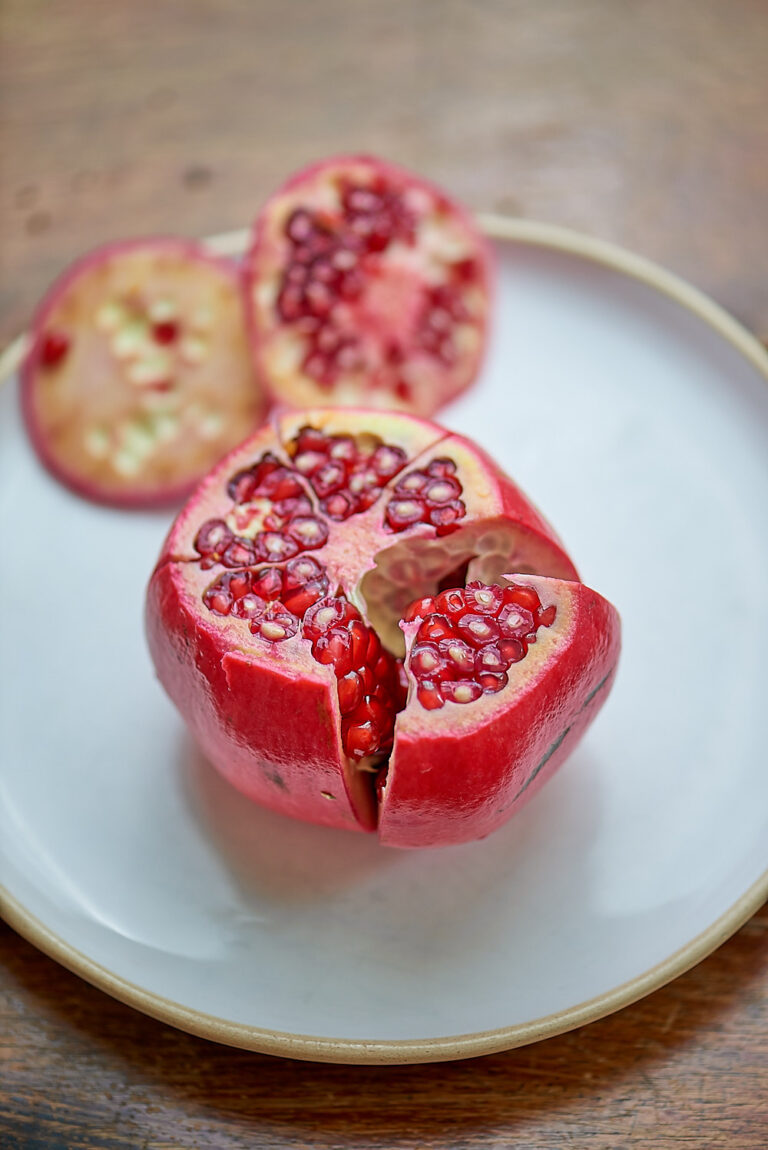 decoupe grenade fruit La grenade : comment l'éplucher facilement